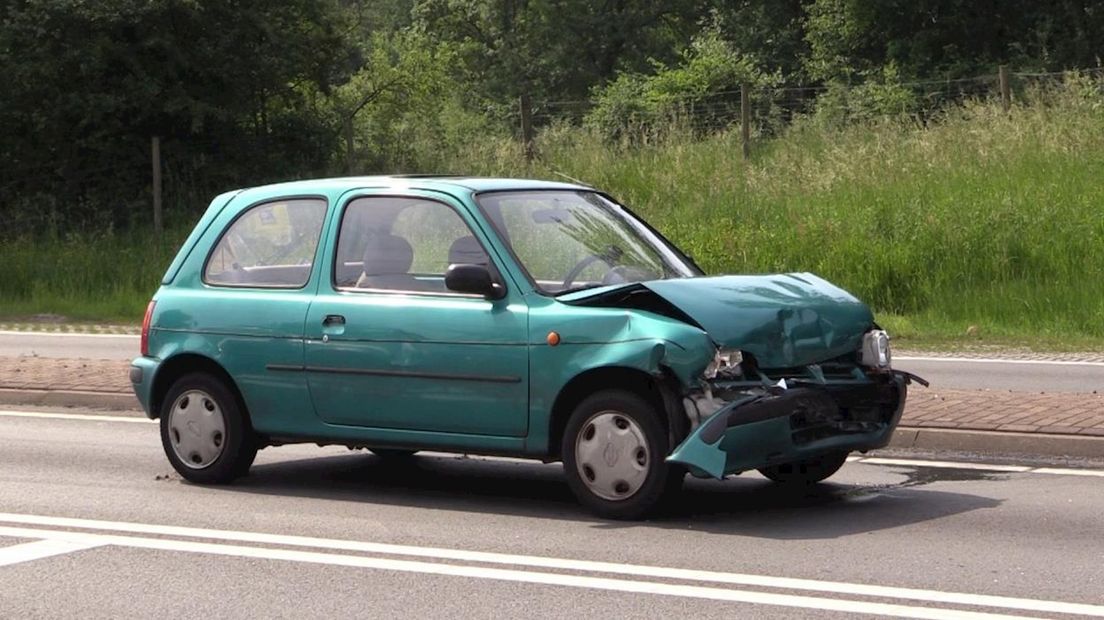 De beschadigde auto na het ongeluk