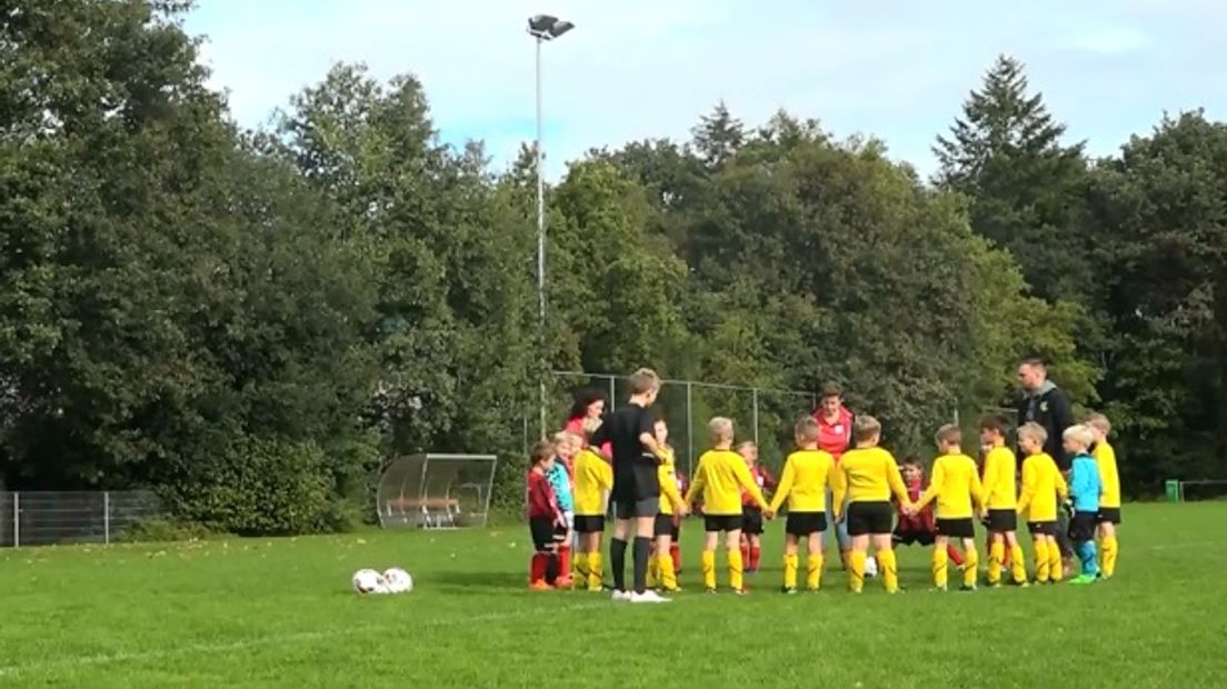 Jeugdspelers van Smilde'94 herdenken de spelers van Asser Boys