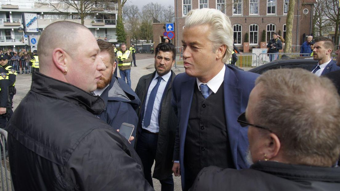 Geert Wilders praat met Emmenaren (Rechten: Van Oost Media)