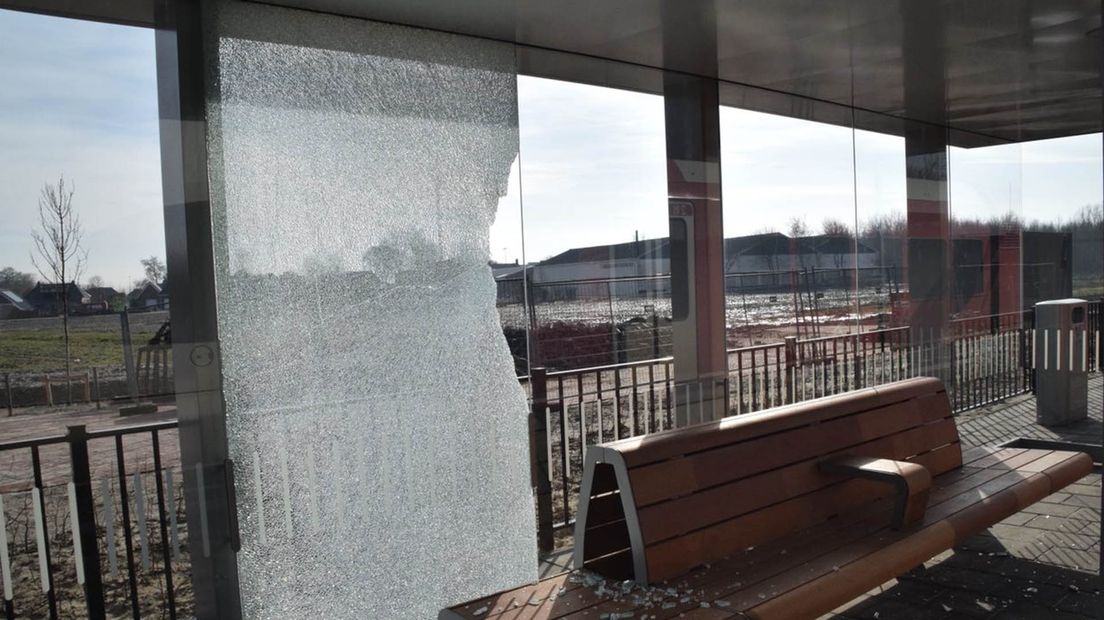 Een archieffoto van de vernieling van een treinstation in Roodeschool