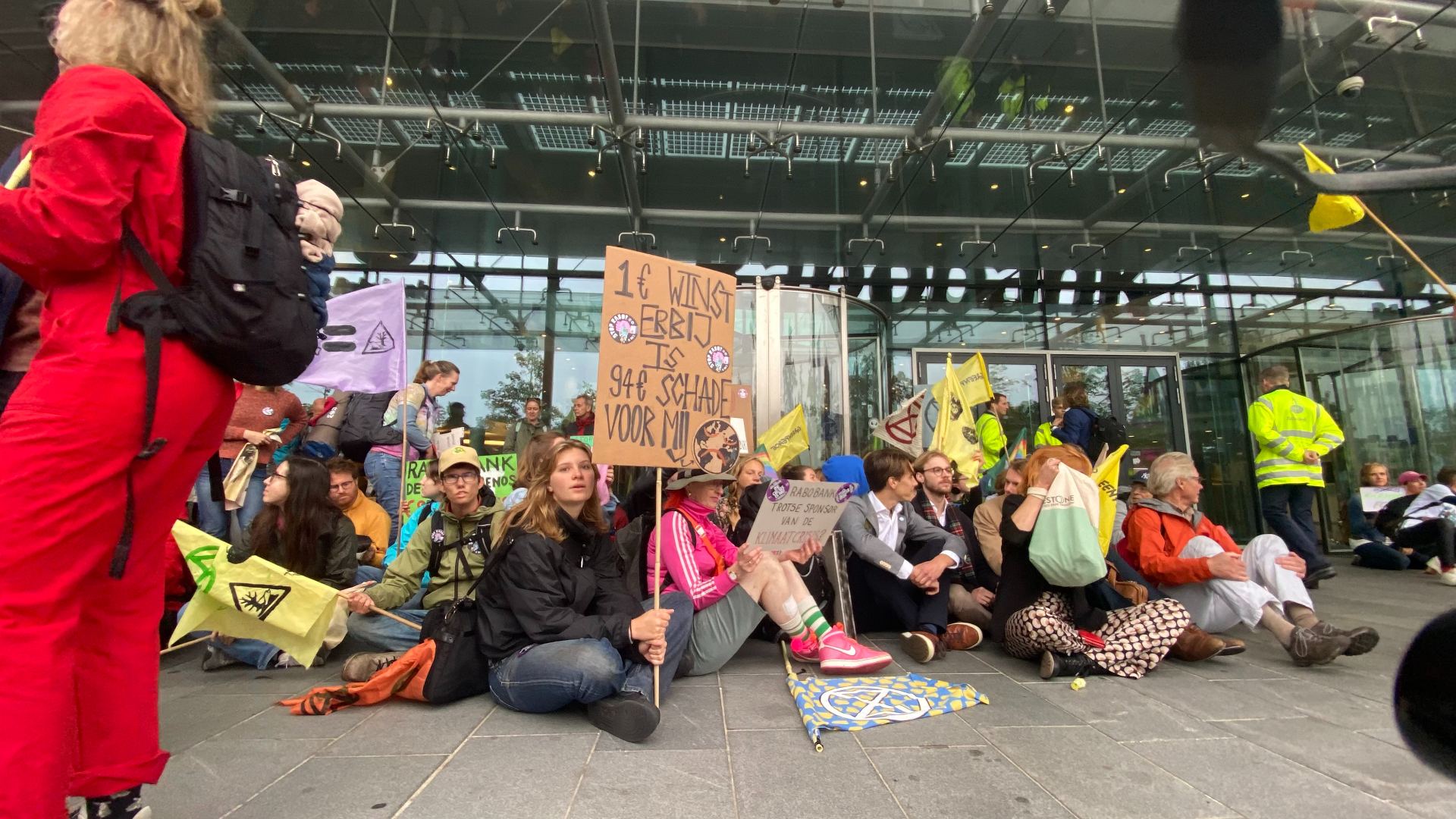 Honderden Klimaatactivisten Blokkeren Hoofdkantoor Rabobank Utrecht ...