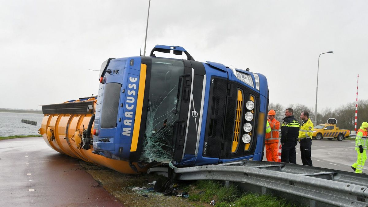 Bypass Deltaweg bij Kats lange tijd in beide richtingen dicht vanwege gekantelde vrachtwagen