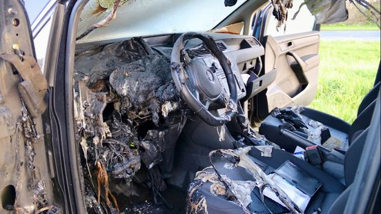 Rijdende auto vliegt in brand