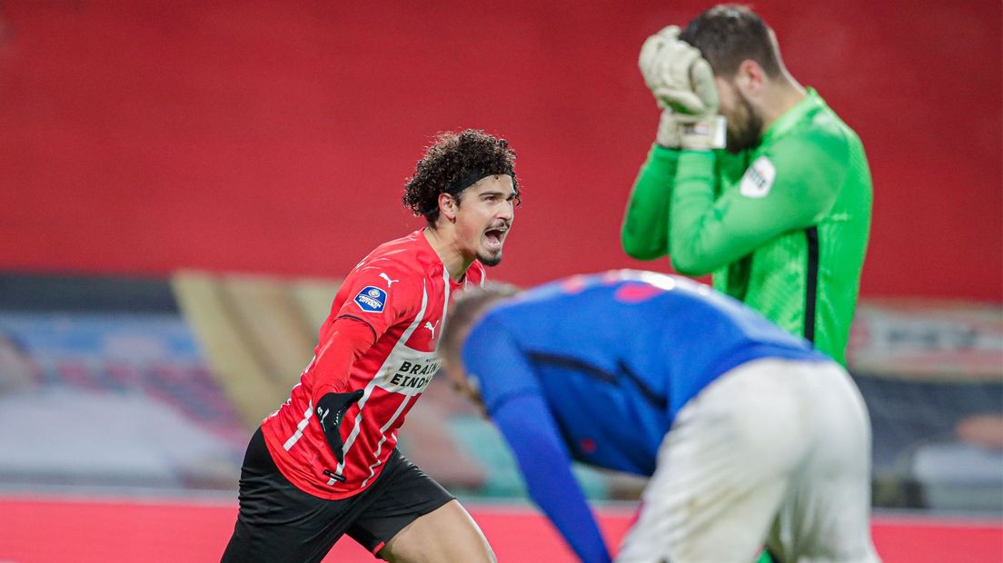 Maarten Paes baalt na de goal van André Ramalho