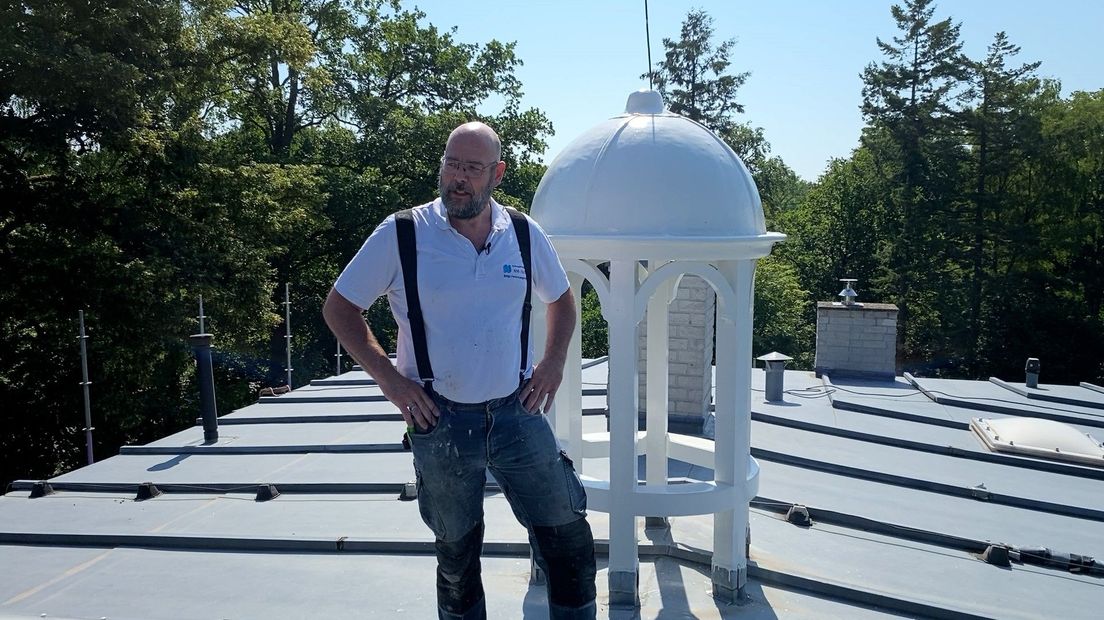 Wim Nagtegaal op het dak van een villa uit 1889 in Zeist die hij aan het renoveren is