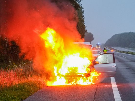 Auto vliegt in brand op A28 na botsing met ree