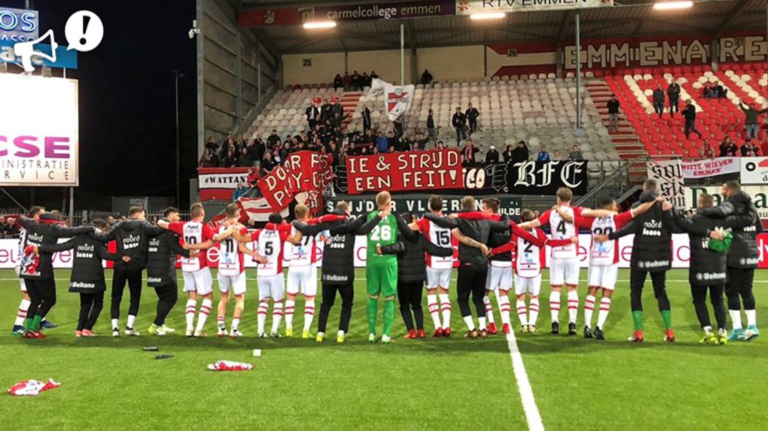 De spelers vieren feest na het halen van de play-offs (Rechten: RTV Drenthe)