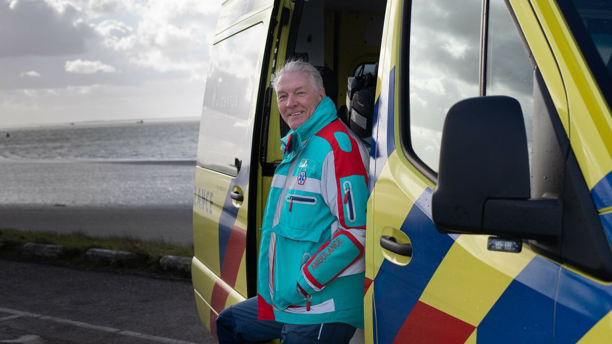 Bram schreef een boek over 32 jaar lang werken als ambulancebroeder: 'Je krijgt veel op je netvlies'