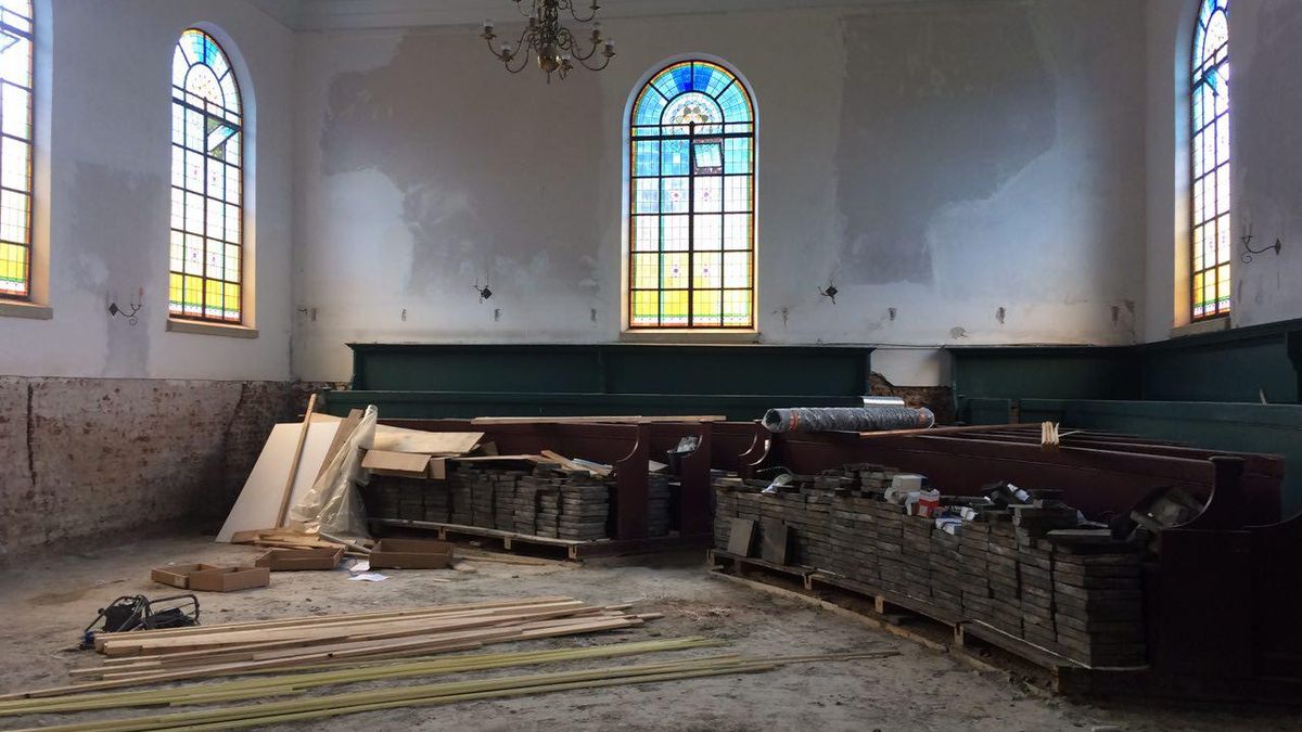 150 jaar oude vloer Hervormde kerk Bovensmilde hersteld met tegels uit Bangladesh