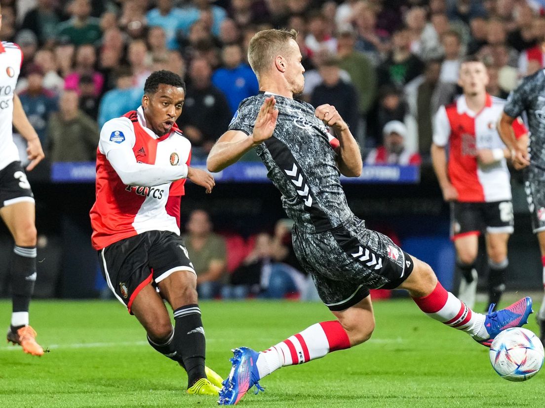 Quinten Timber schiet de 1-0 binnen tegen FC Emmen