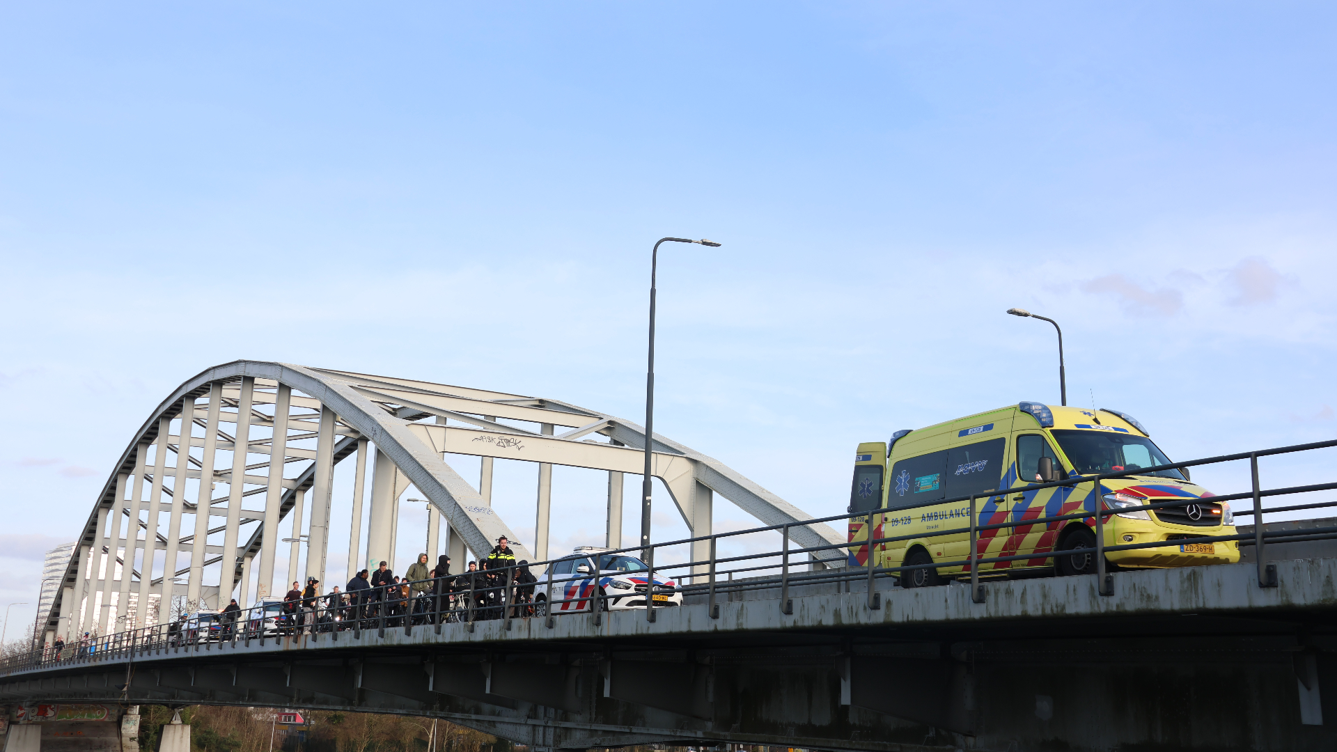 Ongeluk op Meernbrug bij Amsterdam-Rijnkanaal zorgt voor fietsfile