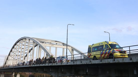 Ongeluk op Meernbrug bij Amsterdam-Rijnkanaal zorgt voor fietsfile. Ongeluk op Meernbrug bij Amsterdam-Rijnkanaal zorgt voor fietsfile.
