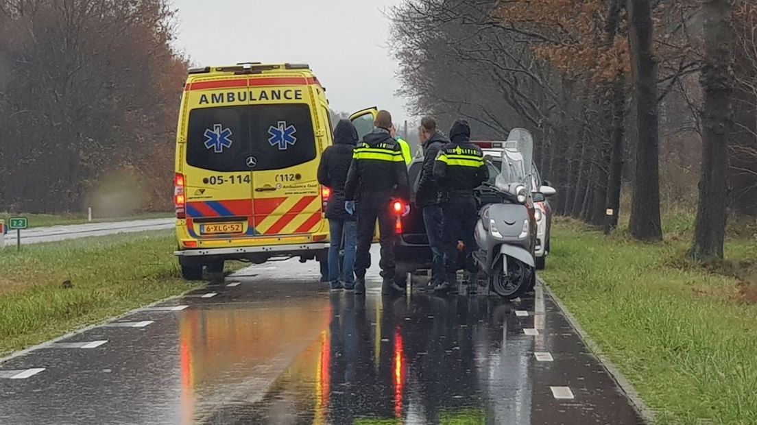 Scooterrijdster glijdt uit in Enschede