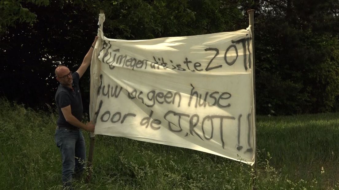 De bewoners van Nijmegen Noord verzetten zich tegen het plan van de gemeente om acht skaeve huse in hun buurt te plaatsen. Ze voelen zich overvallen door het besluit en vinden de omgeving ongeschikt voor de 'asowoningen'.