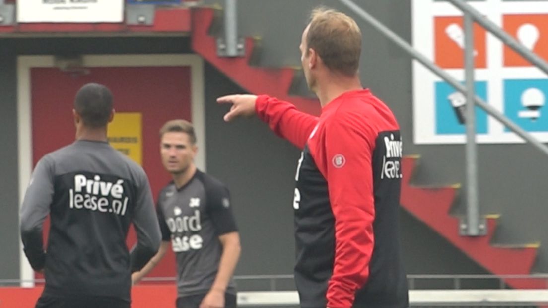 Dick Lukkien instrueert zijn spelers tijdens de training (Rechten: RTV Drenthe)
