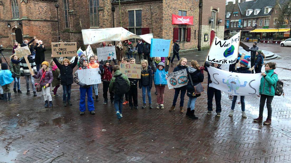 Veel Gelderse scholieren doen donderdag mee aan een klimaatmars in Den Haag. Hoeveel precies is niet duidelijk, maar vanaf diverse plekken in de provincie gaan scholieren massaal naar de Hofstad om in actie te komen voor klimaatbehoud.