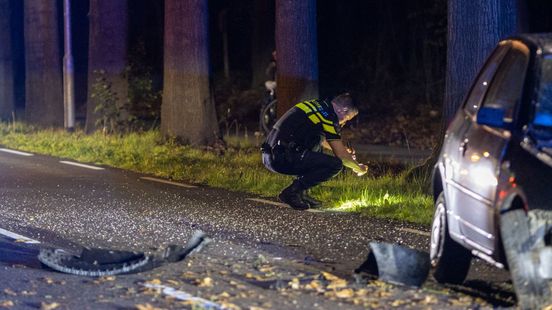 Bestuurder gewond na botsing op boom in Emmen. Bestuurder gewond na botsing op boom in Emmen.