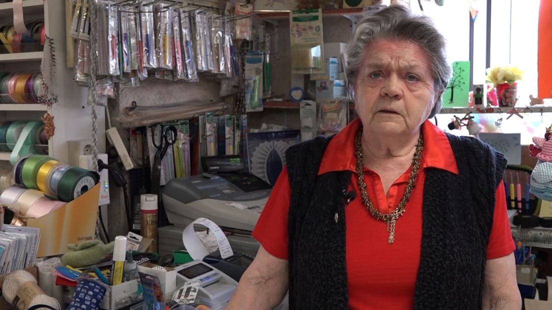 Veertig jaar staat ze al in haar wol- en handwerkzaak in Nijmegen en inmiddels is ze 83 jaar. Maar aan stoppen denkt Diny van der Tol nog lang niet. En daar zijn haar trouwe klanten maar wat blij mee.
