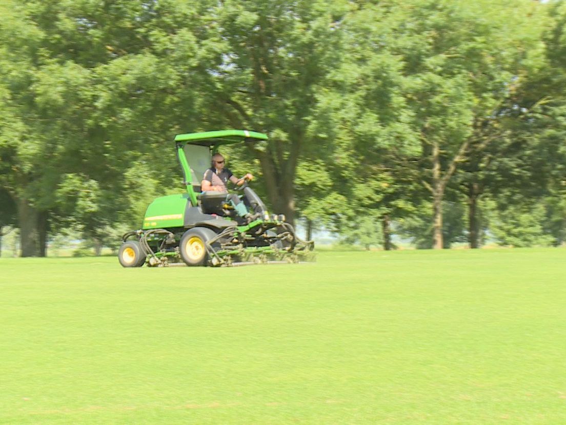 Het gras op Golfbaan Broekpolder wordt zorgvuldig gemaaid