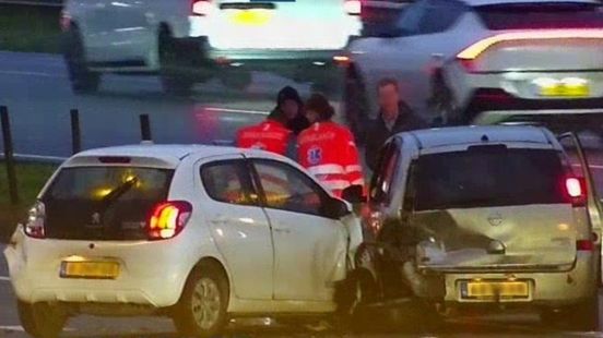 Ongeluk zorgt voor lange file op A15 in avondspits, twee rijstroken dicht. Ongeluk zorgt voor lange file op A15 in avondspits, twee rijstroken dicht.
