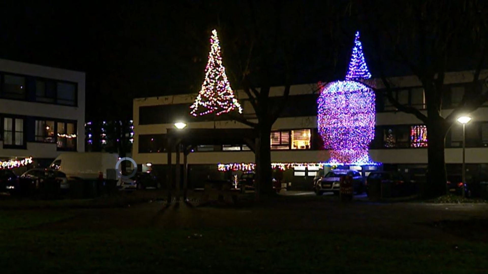 Speciale kerstverlichting in Enschede beeltenis Geert Wilders op gevel