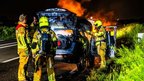Auto vliegt in brand • harde knal in Nijmegen