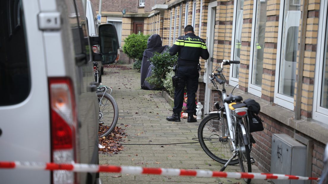 Politie doet onderzoek in woning aan de Wognumstraat