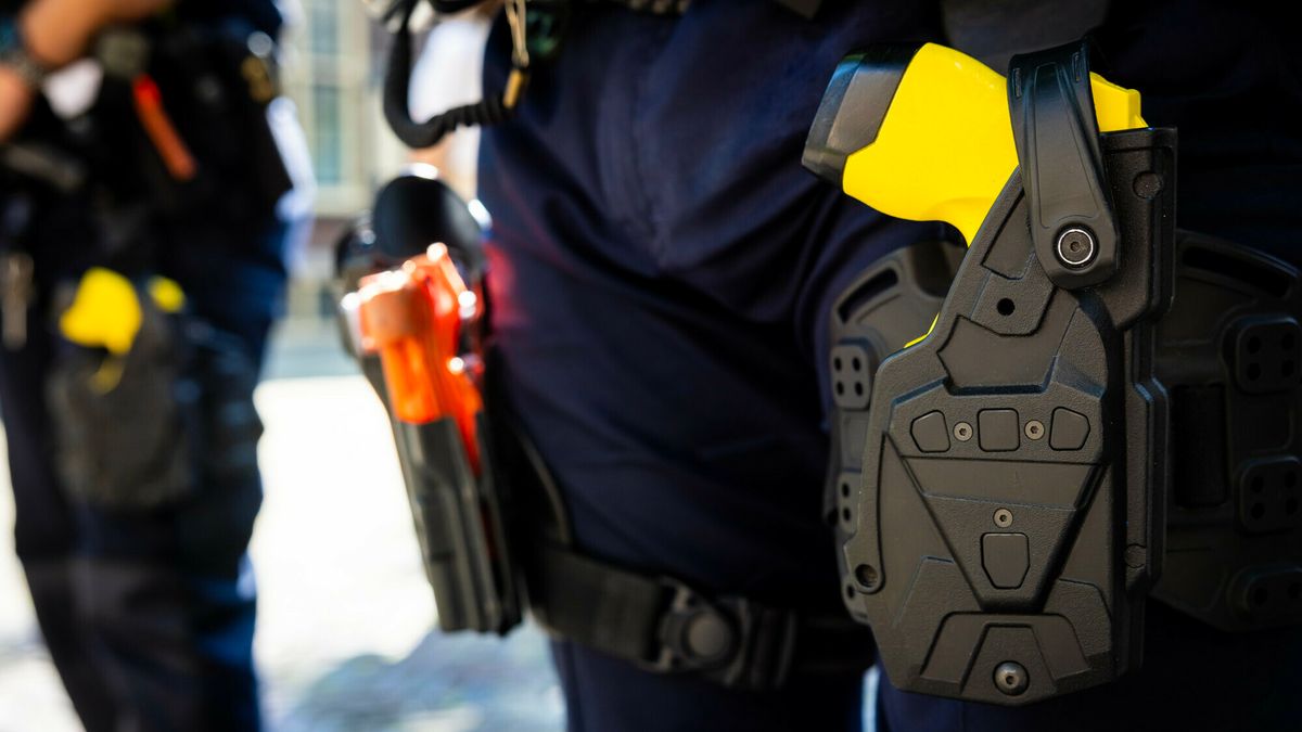 Politie vindt vuurwapen in woning, verdachte probeert te ontsnappen