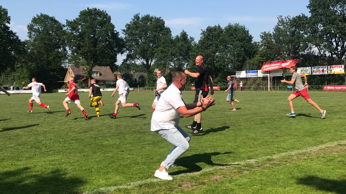 Coach Jan-Otto Benjamins kan het niet geloven (Rechten: RTV Drenthe/Stijn Steenhuis)