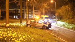 Auto met vier jonge mannen rijdt tegen boom