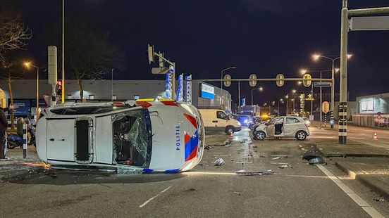 Politiewagen slaat over de kop bij ongeluk Amersfoort, agent gewond. Politiewagen slaat over de kop bij ongeluk Amersfoort, agent gewond.