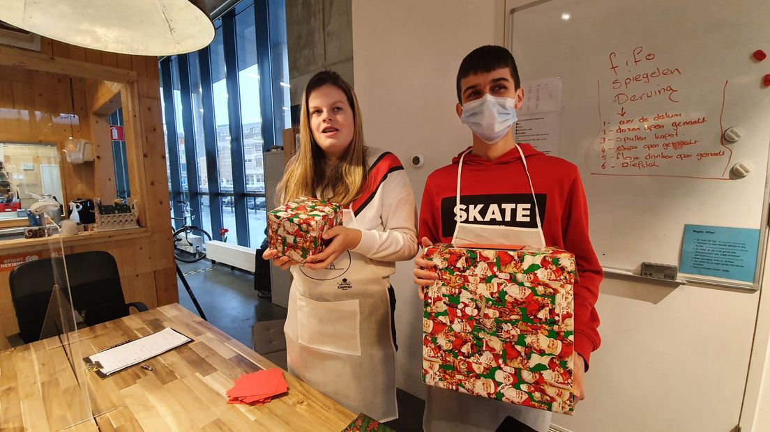 Leerlingen maken kerstpakketten voor minima