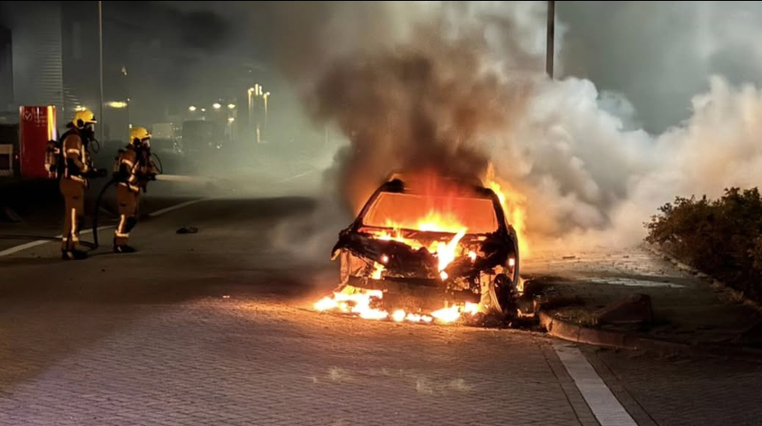 Het vuur begon in één auto maar sloeg snel over.