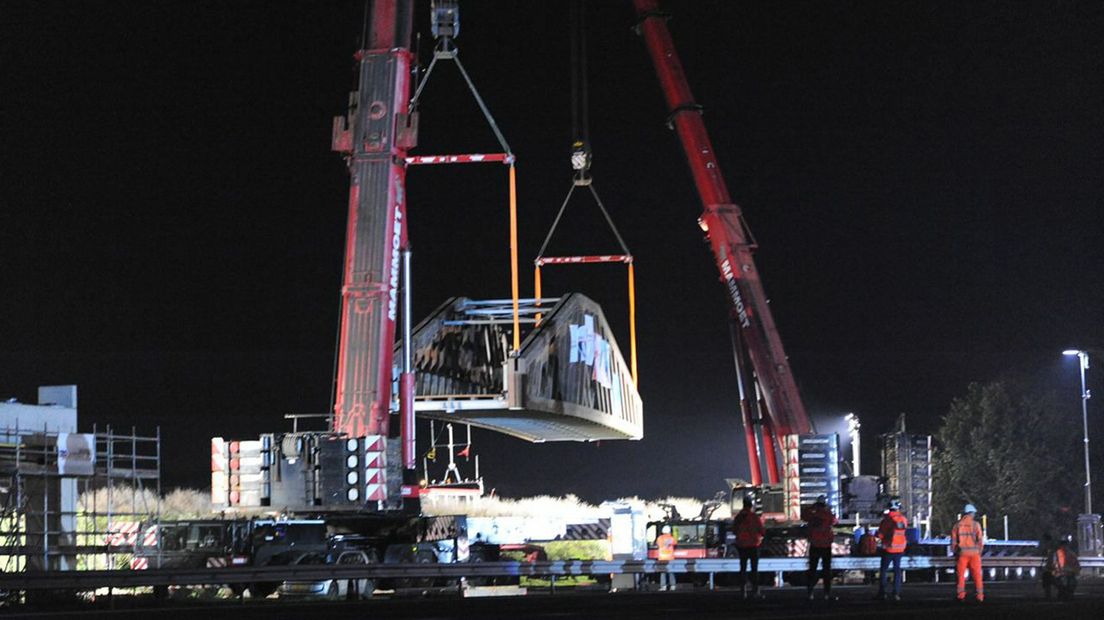 De brug wordt over de A7 getakeld