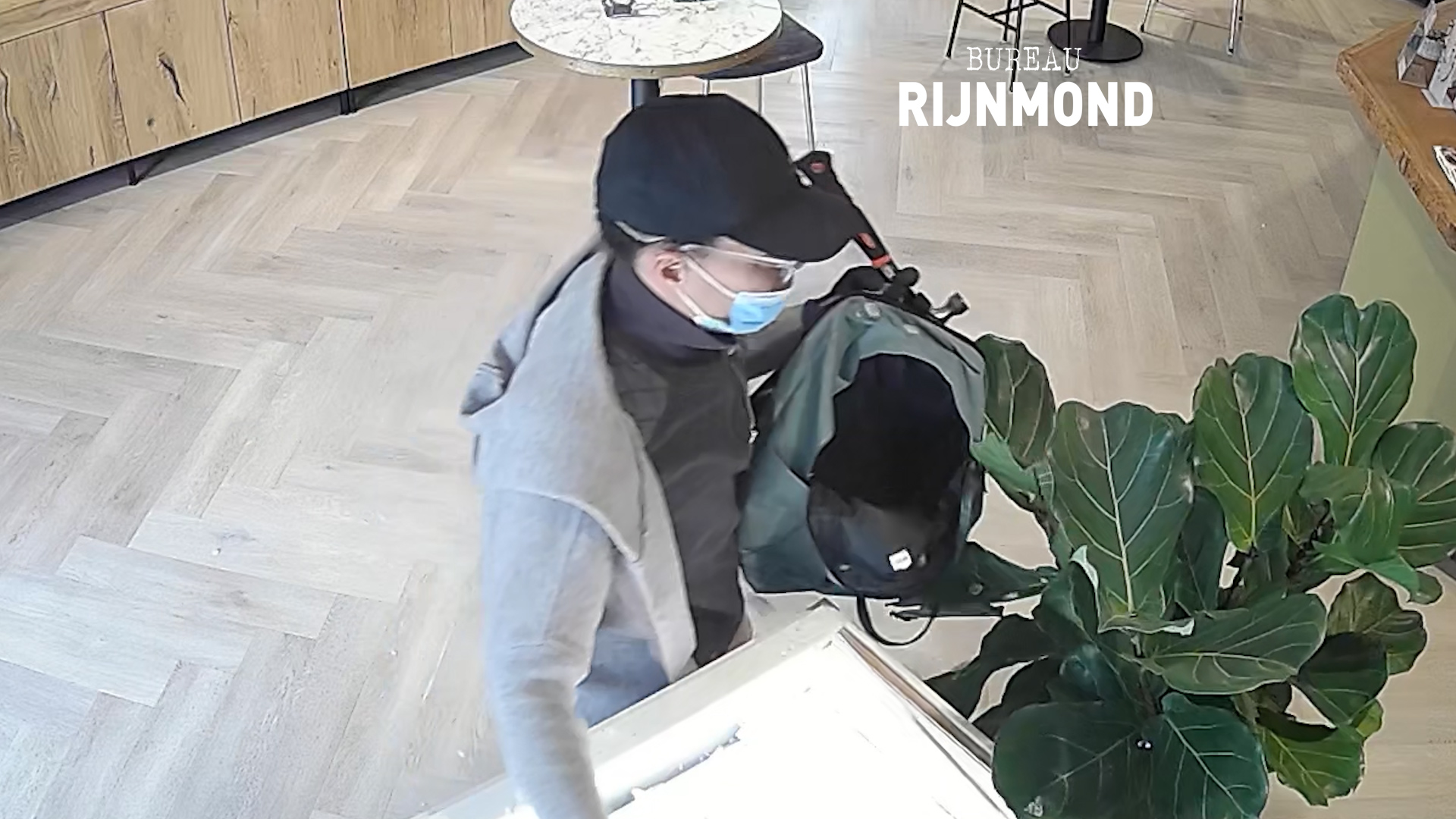 Medewerkster juwelier grijpt in als man vitrines met klauwhamer kapotslaat