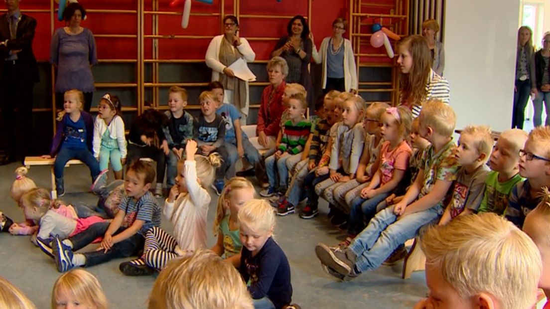 De kinderen van groep 2 van obs De Poolster kregen een verteltas (Rechten: RTV Drenthe)