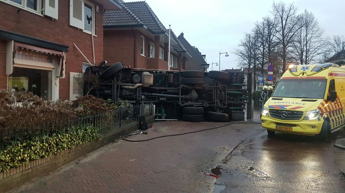 Opnieuw een verkeersongeval met een brandweerwagen. Een tankwagen van de brandweer die onderweg was naar een brand in een autoshowroom in Teuge kantelde. Er zijn twee lichtgewonden.