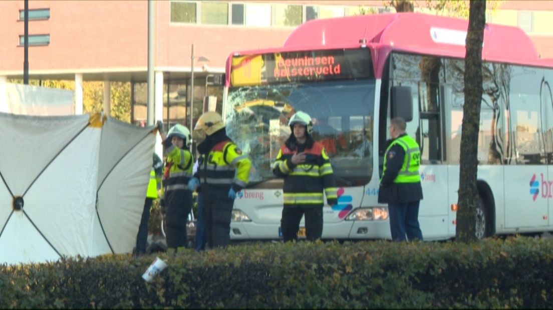 Op de Wijchenseweg in Nijmegen is donderdagmiddag een fietser aangereden door een lijnbus.