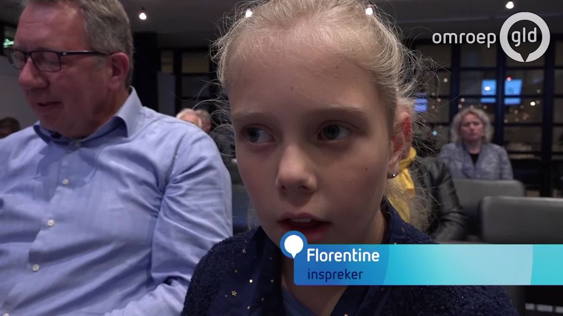 Florentine van Erven (10) ging donderdagavond met een missie naar de vergadering van de gemeenteraad van Apeldoorn. Ze sprak in voor haar slimme plan: maak van de reclamezuil bij het oude Centraal Beheer-pand een ooievaarsnest.