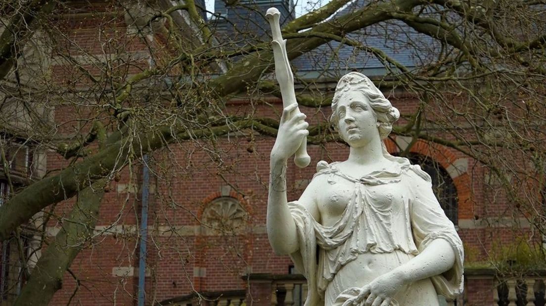 Juno, de godin van het huwelijk, staat naast Musis Arnhem.