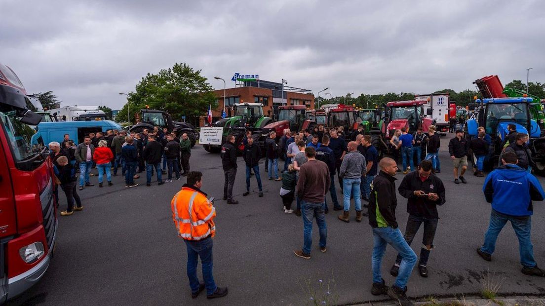 Boeren in Zwolle voeren actie bij distributiecentrum Albert Heijn