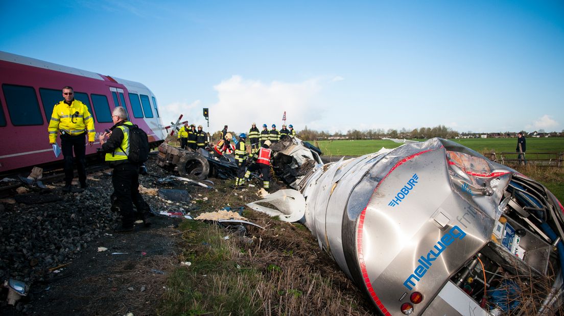 De trein en de vrachtwagen botsten in Winsum (Rechten: ANP/Anjo de Haan)