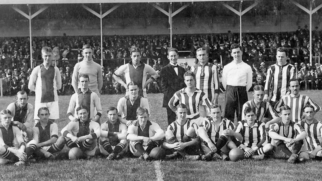 1918: De selecties van Ajax en Hercules (rechts) voor de wedstrijd in een goed bezocht Olympisch stadion