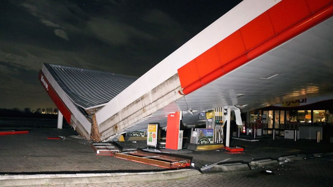 Dak van Total-tankstation aan A58 ingestort, bovenop waar je normaal staat te tanken