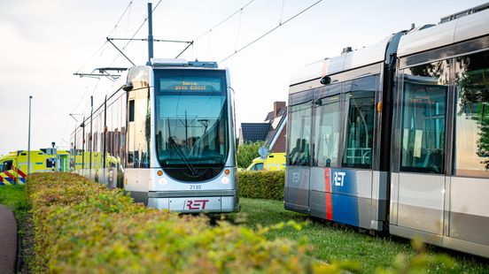 Scooterrijder zwaargewond na aanrijding met tram | Vrachtwagen botst op treinlocomotief. Scooterrijder zwaargewond na aanrijding met tram | Vrachtwagen botst op treinlocomotief.