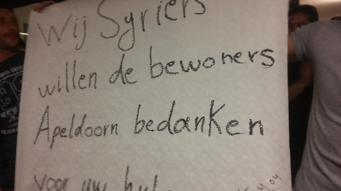 'Jij bent welkom, welkom in mijn land.' Ongeveer zestig Apeldoorners zongen dat voor de vluchtelingen die sinds dinsdag worden opgevangen in de Americahal.