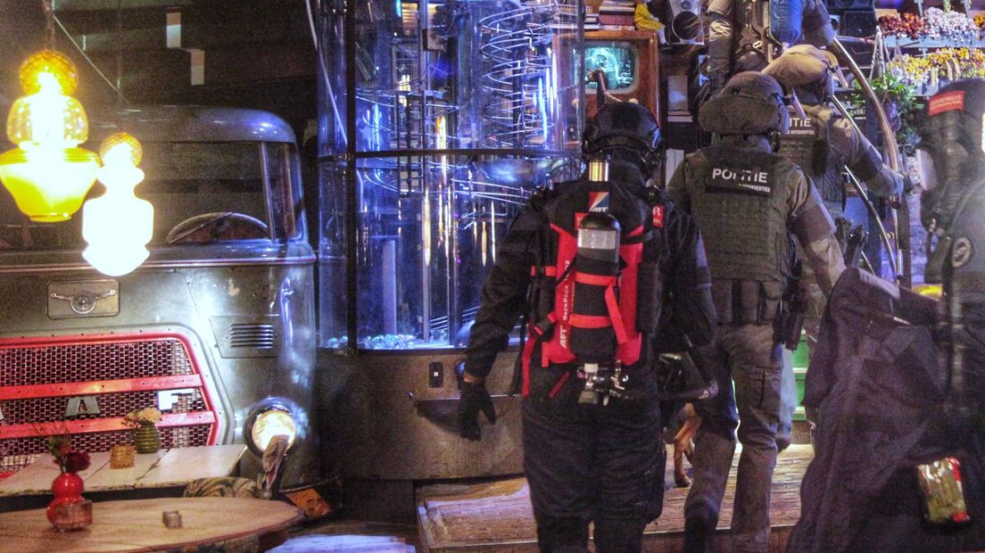 Een arrestatieteam gaat horecazaak Dikke Dirck binnen