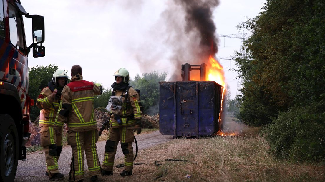 Container met heftruck in brand in Wierden