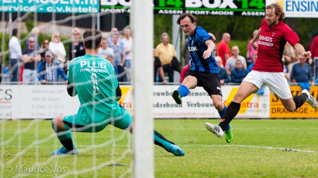 Actie uit de 1e finalewedstrijd: Metzemaekers neemt het doel van FC Rijnvogels onder vuur (Rechten: Maurice Vos