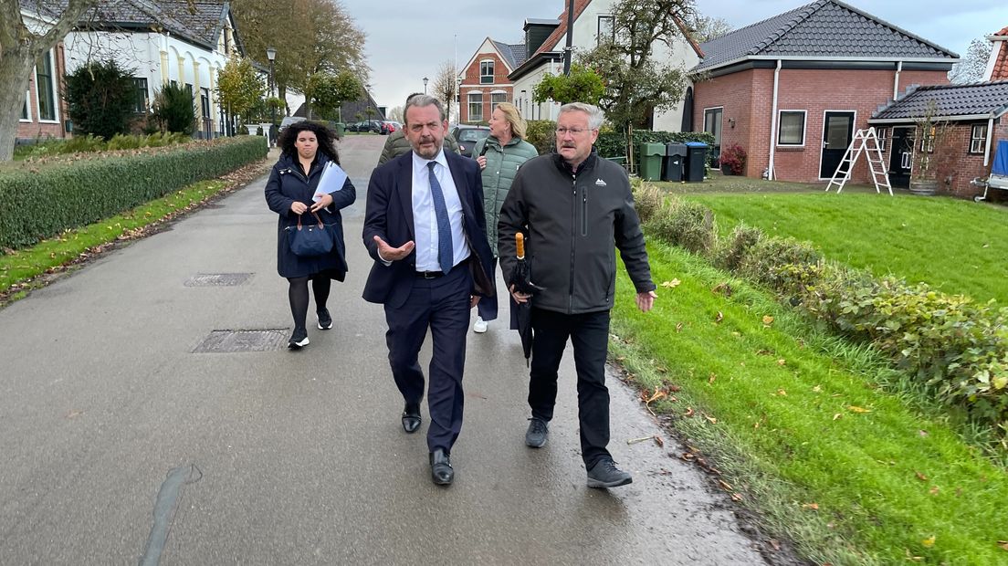 Nationale Ombudsman Reinier van Zutphen (links) loopt door Leermens